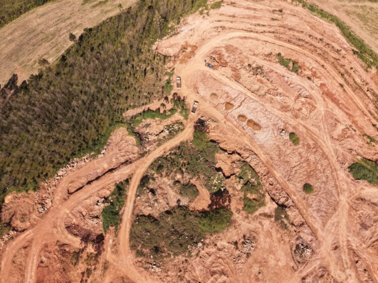 Copam aprova mineração de terras raras sobre aquífero no Sul de Minas Gerais