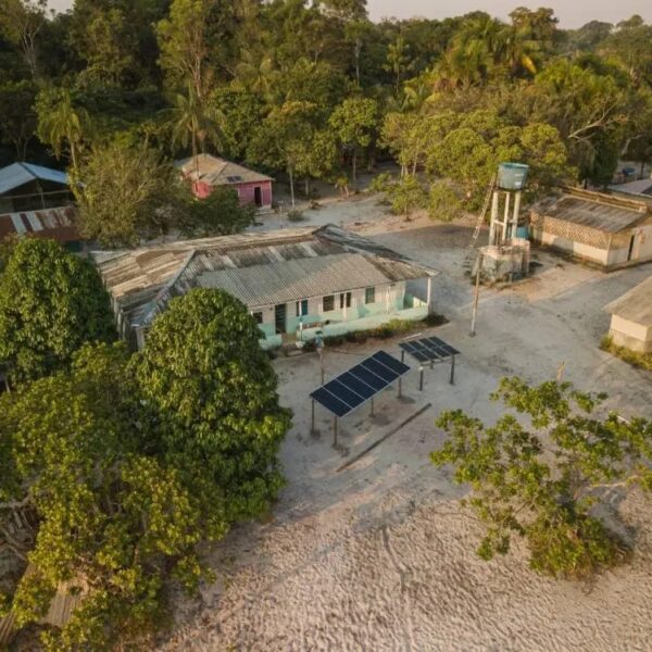 Comunidade indígena no Amazonas recebe usina solar e deixa de consumir 35 mil litros de diesel por ano