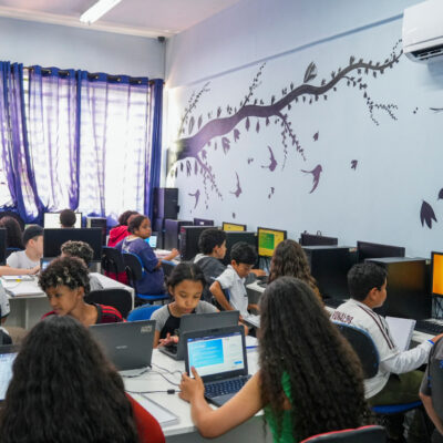 Plataformização da educação paulista amplia precarização e afeta saúde mental