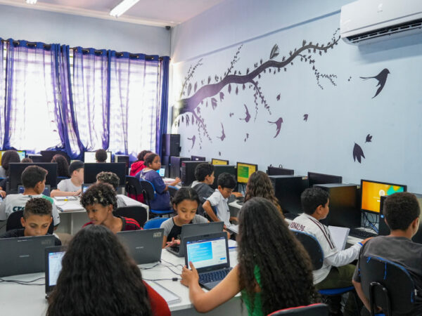 Plataformização da educação paulista amplia precarização e afeta saúde mental