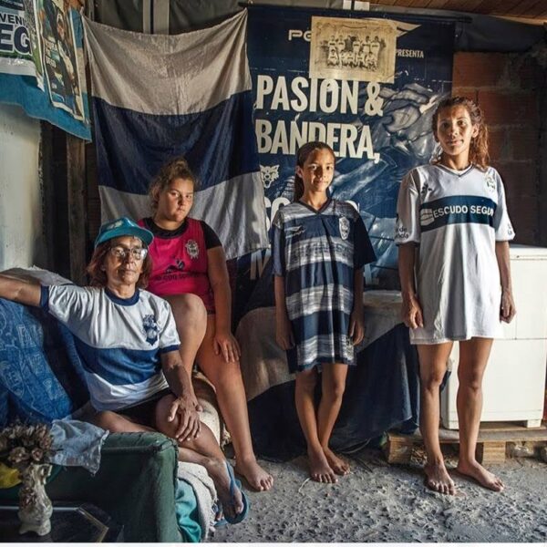 ‘’Corpos Reais’’: o manifesto fotográfico que ressignifica as arquibancadas de futebol