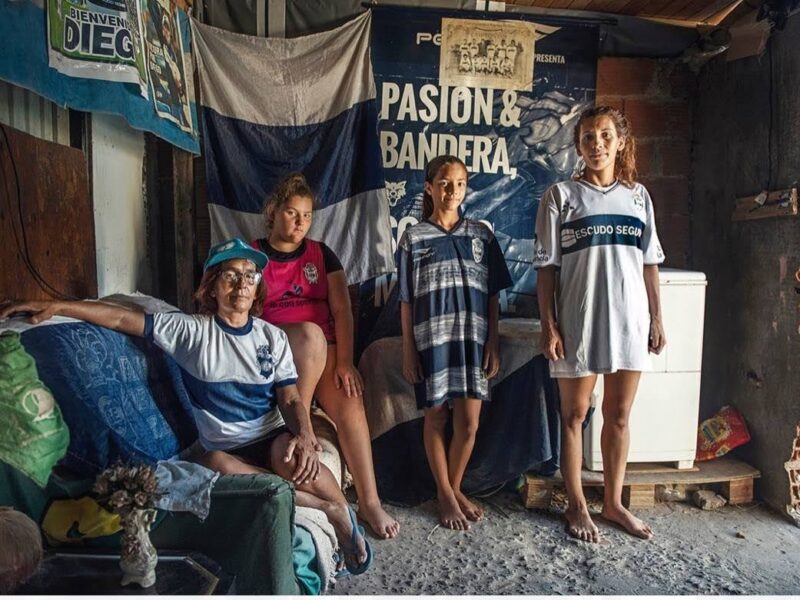‘’Corpos Reais’’: o manifesto fotográfico que ressignifica as arquibancadas de futebol