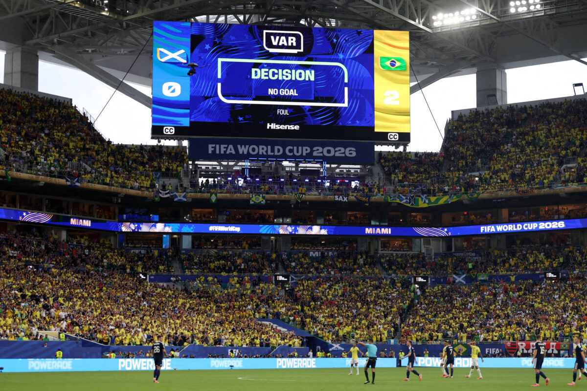 VAR reduz erros, mas adia grito de gol