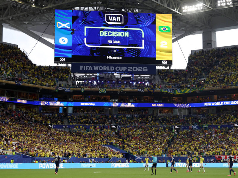VAR reduz erros, mas adia grito de gol