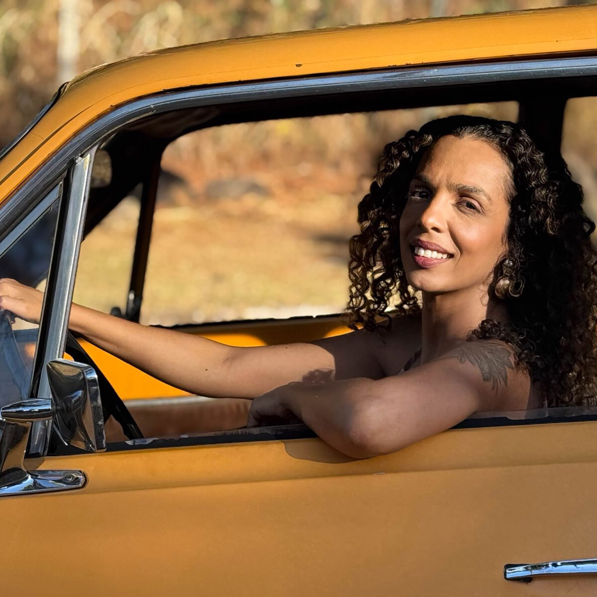 “Pela Estrada”: Giselle Couto mergulha no ijexá e celebra a espiritualidade em novo single