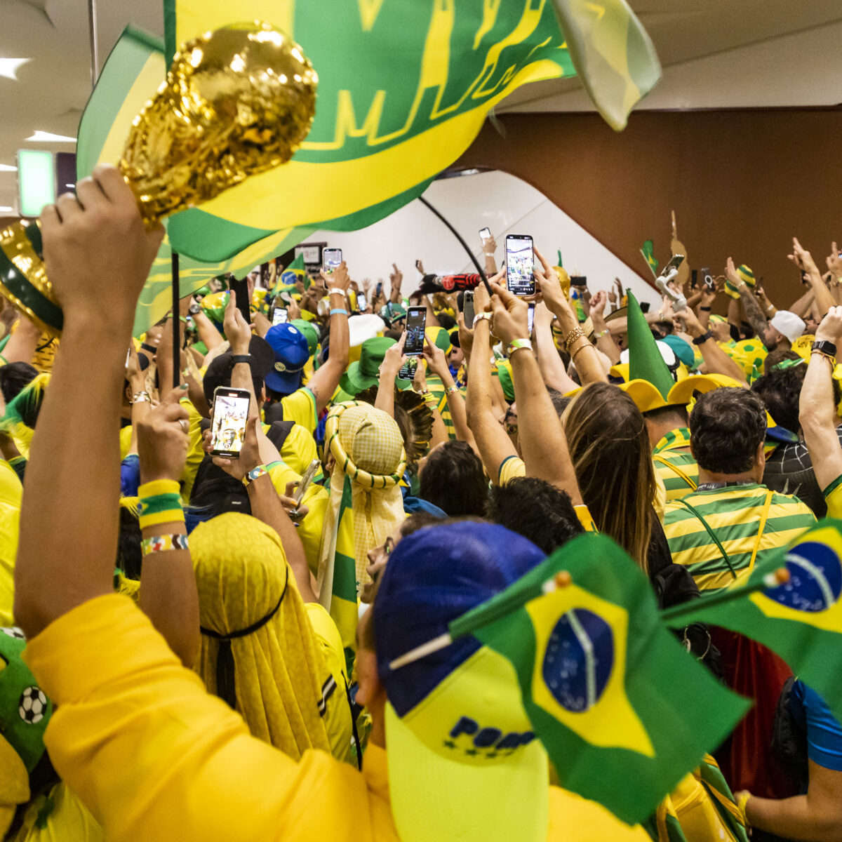 Entre a saudade e a arquibancada: como imigrantes brasileiros vão viver a Copa nos países-sede?