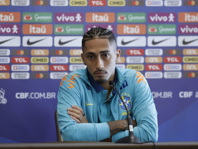 Raphinha nunca jogou no futebol brasileiro e isso diz muito sobre sua conexão com a seleção 
