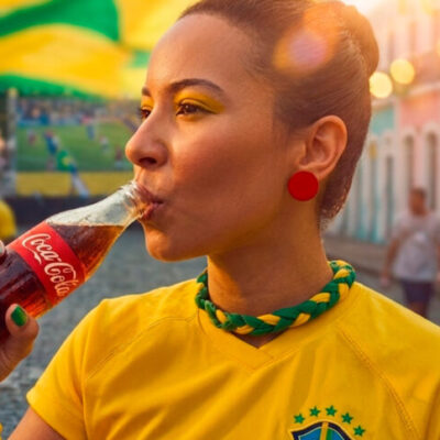 Manifestação em Copacabana questiona patrocínio de gigantes do refrigerante à Copa do Mundo