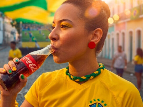 Manifestação em Copacabana questiona patrocínio de gigantes do refrigerante à Copa do Mundo