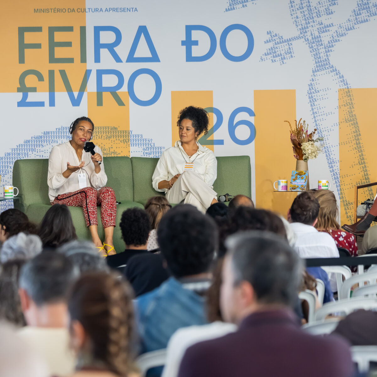 Estelle-Sarah Bulle e Bianca Santana discutem memória, identidade e escrita negra na Feira do Livro
