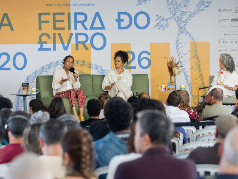 Estelle-Sarah Bulle e Bianca Santana discutem memória, identidade e escrita negra na Feira do Livro