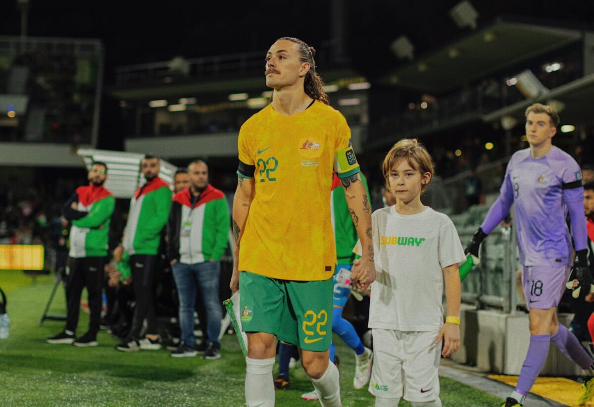 Ativismo social e futebol de alto nível: conheça Jackson Irvine, um dos pilares da Austrália