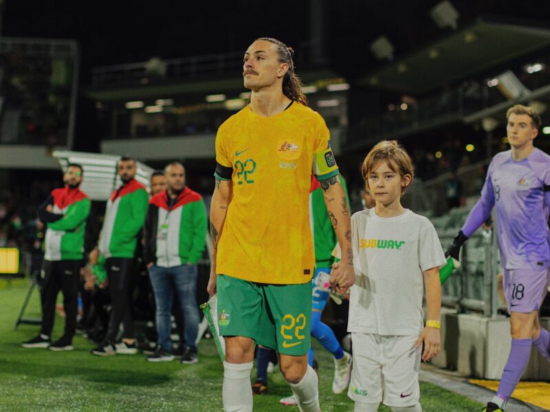 Ativismo social e futebol de alto nível: conheça Jackson Irvine, um dos pilares da Austrália