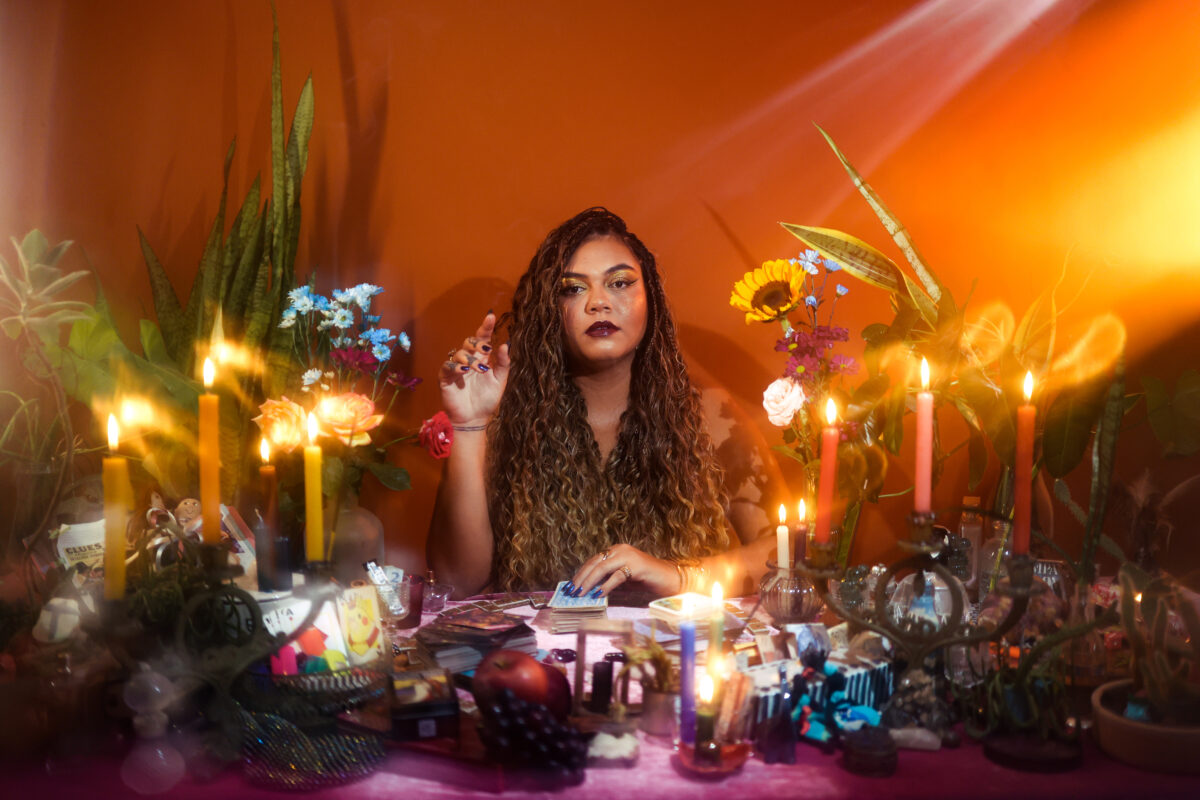 Entre o pop contemporâneo e as raízes do Nordeste, Lau Capym transforma afeto, memória e identidade em&hellip;