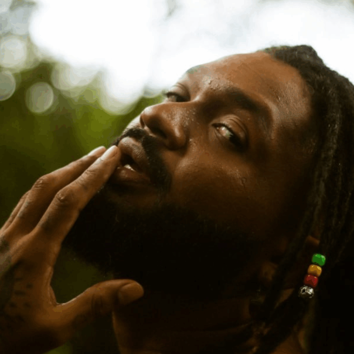 YAGÔ inicia os caminhos do álbum Menestrel com o reggae contemporâneo “Nádegas”