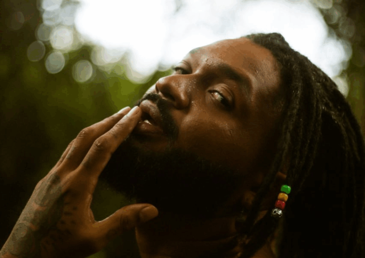 YAGÔ inicia os caminhos do álbum Menestrel com o reggae contemporâneo “Nádegas”