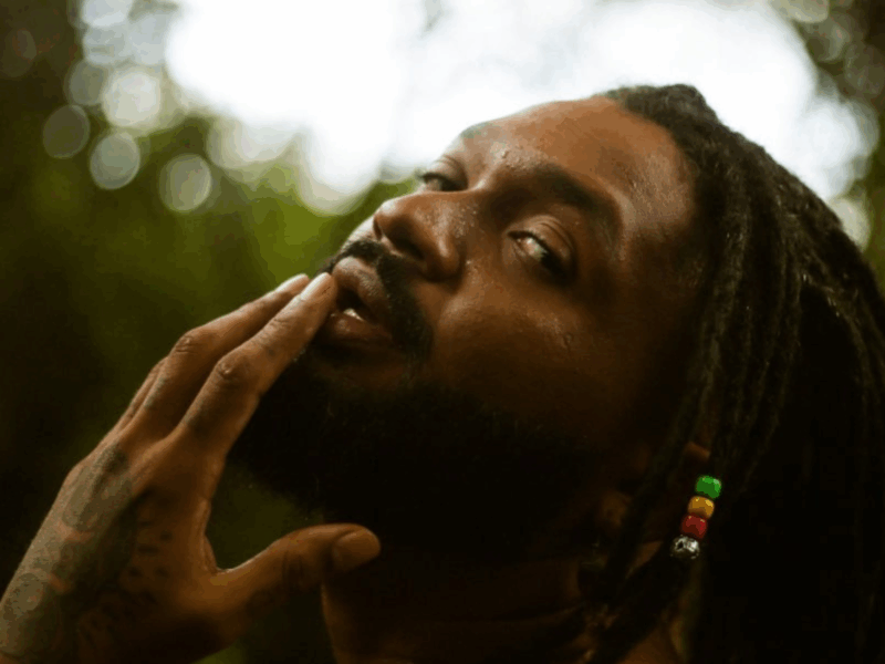 YAGÔ inicia os caminhos do álbum Menestrel com o reggae contemporâneo “Nádegas”