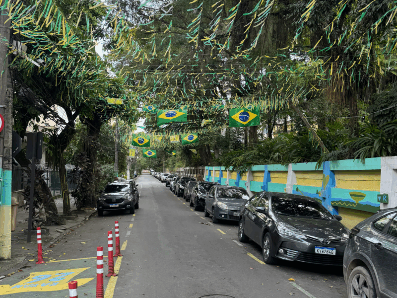 Brasileiros pintam as ruas na esperança de conquistar o hexa