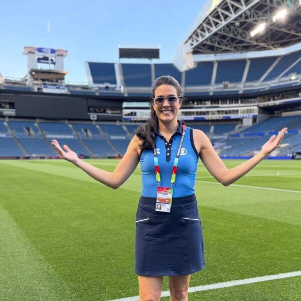 Renata Silveira faz história ao narrar Copa do Mundo direto do estádio