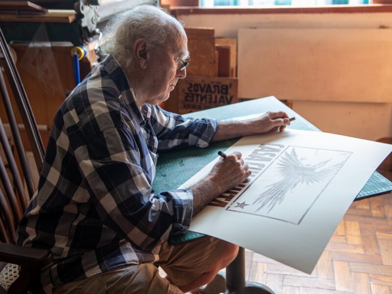Ciro Fernandes, mestre da xilogravura e da cultura popular, ganha mostra inédita em Curitiba