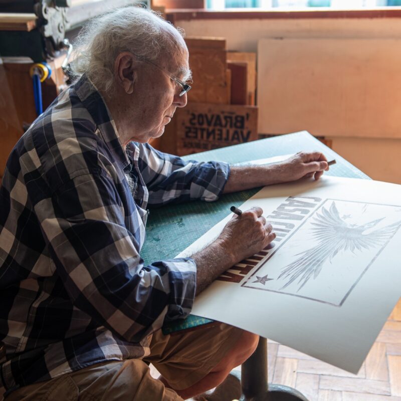 Ciro Fernandes, mestre da xilogravura e da cultura popular, ganha mostra inédita em Curitiba