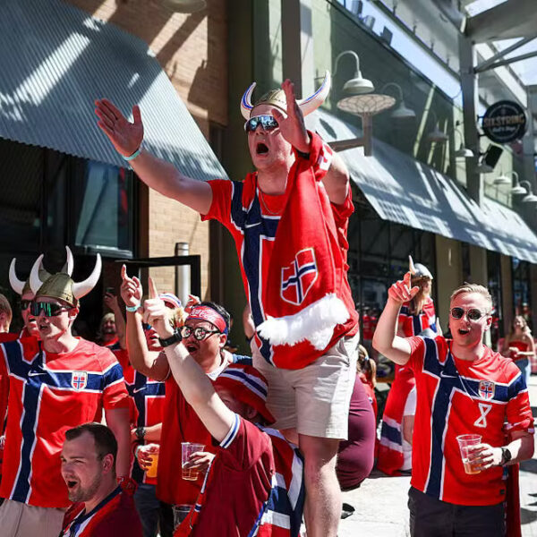 Torcida da Noruega vira atração na Copa com a remada viking