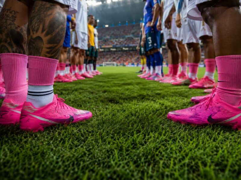 A Copa das chuteiras rosas: quando a busca por destaque produz a padronização