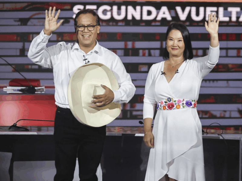 O Peru decide entre o fujimorismo e uma nova Constituição: Sánchez promete referendo e Keiko incita a “guerra”