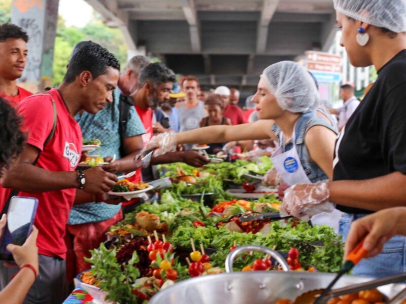 Cozinheiras e ativistas de Belo Horizonte promovem banquete público para celebrar a cultura das quitandas mineiras