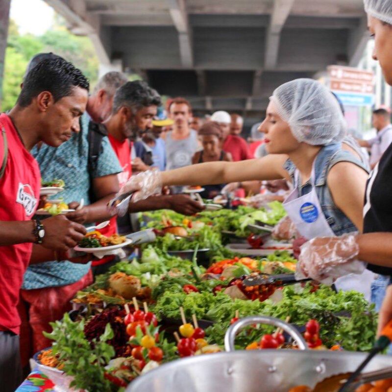 Cozinheiras e ativistas de Belo Horizonte promovem banquete público para celebrar a cultura das quitandas mineiras