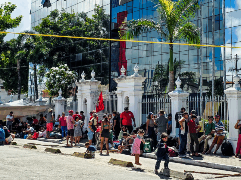 Contra o despejo de 5 mil famílias em Alagoas, camponeses ocupam porta do Palácio do Governo do Estado
