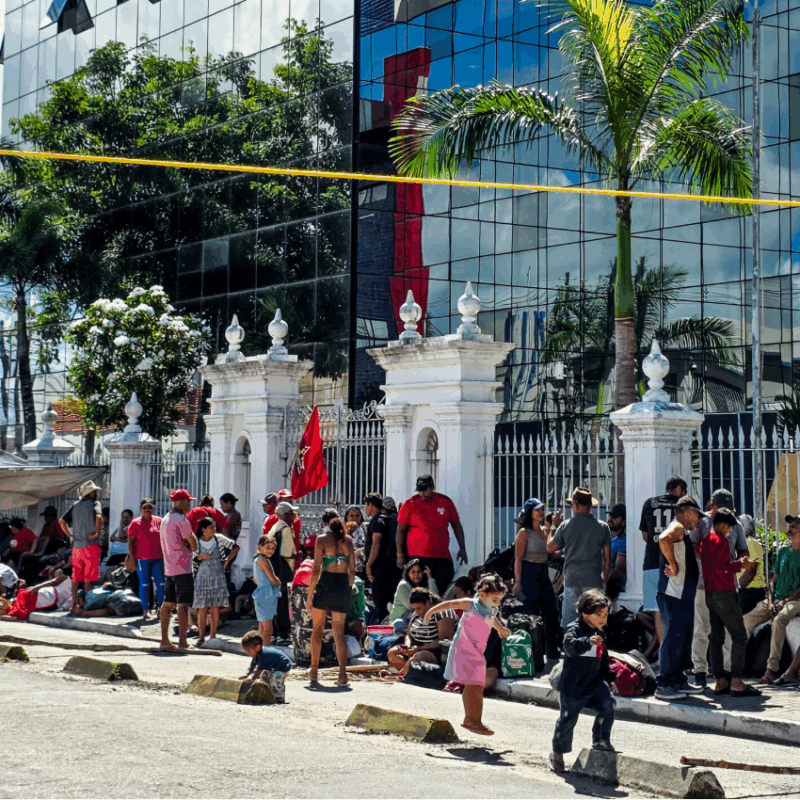 Contra o despejo de 5 mil famílias em Alagoas, camponeses ocupam porta do Palácio do Governo do Estado