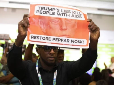 Protesto interrompe evento dos EUA em conferência de Aids no Rio, destaca Folha de S. Paulo