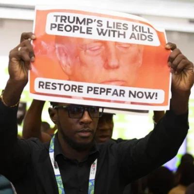 Protesto interrompe evento dos EUA em conferência de Aids no Rio, destaca Folha de S. Paulo