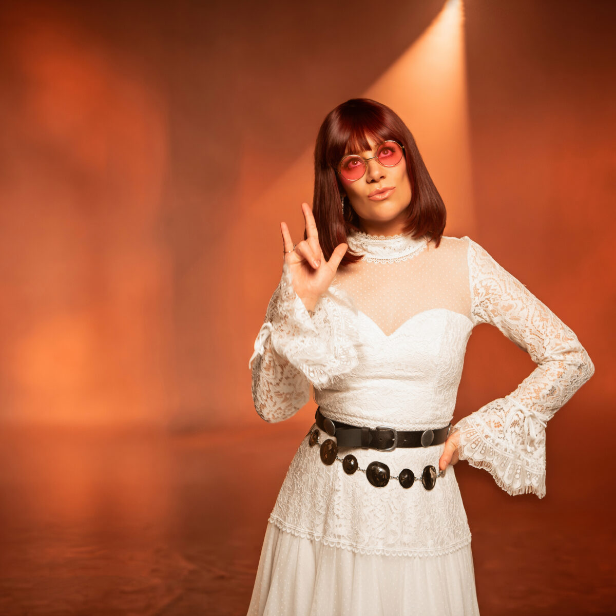 Monica Casagrande ressignifica clássico de Rita Lee em clipe que celebra a autonomia feminina