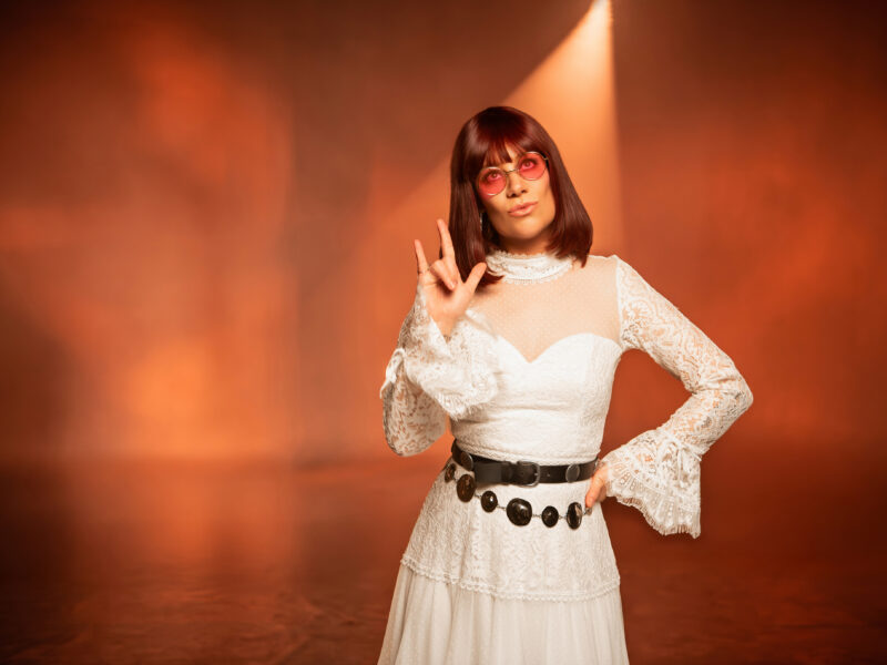 Monica Casagrande ressignifica clássico de Rita Lee em clipe que celebra a autonomia feminina