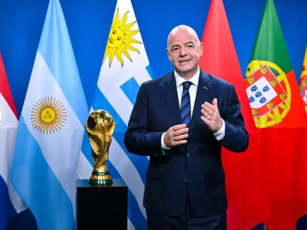Infantino usa Copa em múltiplas sedes para se manter no poder