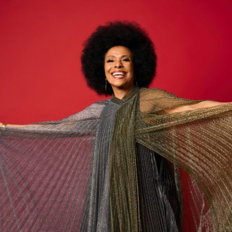 Eliana Pittman: “continuo acreditando que ainda há muitas histórias para cantar”